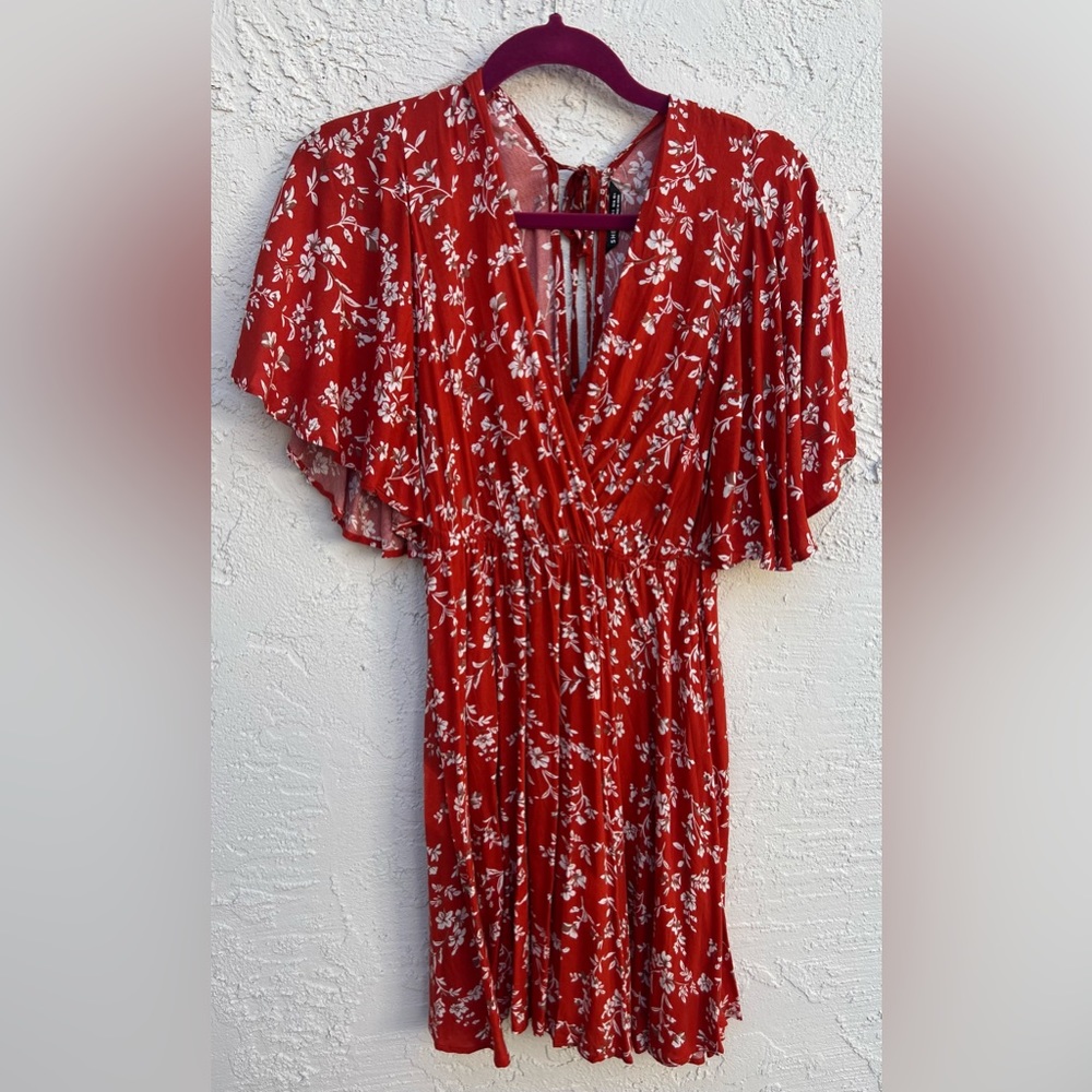 Gorgeous red flowy dress with white flower details ❤️